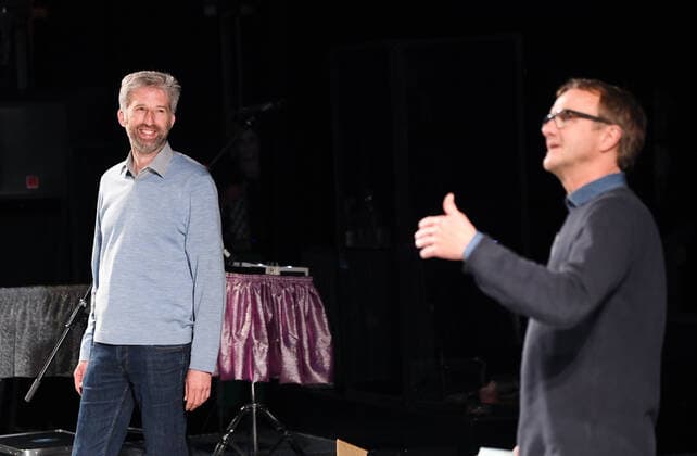 Tuebingen 23.04.2021 Nach der Verabschiedung der Bundesnotbremse und dem Ende des Tuebinger Modellversuchs, Oeffnen mit Sicherheit, muss auch das Landestheater Tuebingen (LTT) seinen Spielbetrieb wieder einstellen. Oberbuergermeister Boris Palmer (li) und LTT-Intendant Thorsten Weckherlin (re) begruesst die Gaeste vor der Vorstellung (Irgendwie Irgendwo Irgendwann, ein inszeniertes Konzert) und Palmer schliesst mit den Worten, heute ist nicht alle Tage wir kommen wieder, keine Frage!