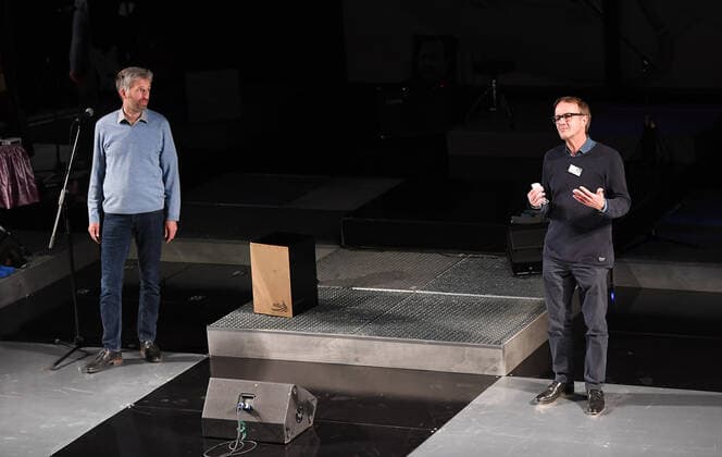 Tuebingen 23.04.2021 Nach der Verabschiedung der Bundesnotbremse und dem Ende des Tuebinger Modellversuchs, Oeffnen mit Sicherheit, muss auch das Landestheater Tuebingen (LTT) seinen Spielbetrieb wieder einstellen. Oberbuergermeister Boris Palmer (li) und LTT-Intendant Thorsten Weckherlin (re) begruesst die Gaeste vor der Vorstellung (Irgendwie Irgendwo Irgendwann, ein inszeniertes Konzert) und Palmer schliesst mit den Worten, heute ist nicht alle Tage wir kommen wieder, keine Frage!