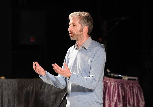 Tuebingen 23.04.2021 Nach der Verabschiedung der Bundesnotbremse und dem Ende des Tuebinger Modellversuchs, Oeffnen mit Sicherheit, muss auch das Landestheater Tuebingen (LTT) seinen Spielbetrieb wieder einstellen. Oberbuergermeister Boris Palmer begruesst die Gaeste vor der Vorstellung (Irgendwie Irgendwo Irgendwann, ein inszeniertes Konzert) und Palmer schliesst mit den Worten, heute ist nicht alle Tage wir kommen wieder, keine Frage!