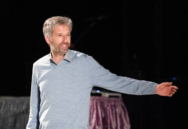 Tuebingen 23.04.2021 Nach der Verabschiedung der Bundesnotbremse und dem Ende des Tuebinger Modellversuchs, Oeffnen mit Sicherheit, muss auch das Landestheater Tuebingen (LTT) seinen Spielbetrieb wieder einstellen. Oberbuergermeister Boris Palmer begruesst die Gaeste vor der Vorstellung (Irgendwie Irgendwo Irgendwann, ein inszeniertes Konzert) und Palmer schliesst mit den Worten, heute ist nicht alle Tage wir kommen wieder, keine Frage!