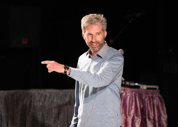 Tuebingen 23.04.2021 Nach der Verabschiedung der Bundesnotbremse und dem Ende des Tuebinger Modellversuchs, Oeffnen mit Sicherheit, muss auch das Landestheater Tuebingen (LTT) seinen Spielbetrieb wieder einstellen. Oberbuergermeister Boris Palmer begruesst die Gaeste vor der Vorstellung (Irgendwie Irgendwo Irgendwann, ein inszeniertes Konzert) und Palmer schliesst mit den Worten, heute ist nicht alle Tage wir kommen wieder, keine Frage!