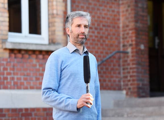 Tuebingen 23.04.2021 Nach der Verabschiedung der Bundesnotbremse und dem Ende des Tuebinger Modellversuchs, Oeffnen mit Sicherheit gibt Oberbuergermeister Boris Palmer ein Interview vor em Landestheater Tuebingen (LTT)