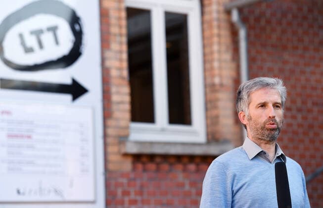 News Bilder des Tages Tuebingen 23.04.2021 Nach der Verabschiedung der Bundesnotbremse und dem Ende des Tuebinger Modellversuchs, Oeffnen mit Sicherheit gibt Oberbuergermeister Boris Palmer ein Interview vor em Landestheater Tuebingen (LTT)