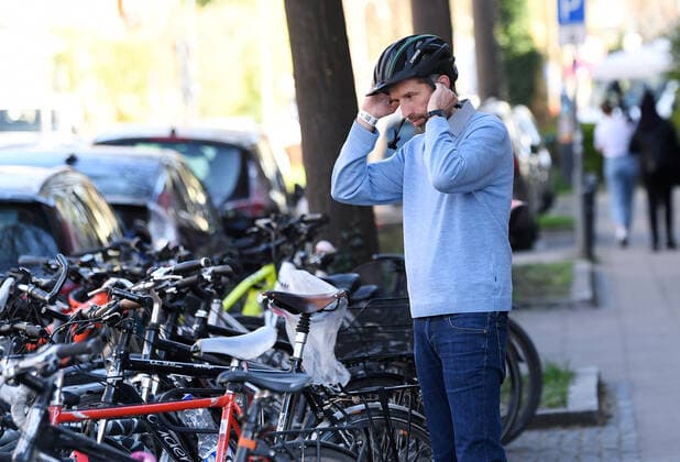 Tuebingen 23.04.2021 Nach der Verabschiedung der Bundesnotbremse und dem Ende des Tuebinger Modellversuchs, Oeffnen mit Sicherheit. Oberbuergermeister Boris Palmer zieht ein Fahrradhelm auf