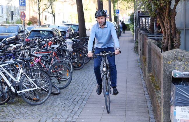 Tuebingen 23.04.2021 Nach der Verabschiedung der Bundesnotbremse und dem Ende des Tuebinger Modellversuchs, Oeffnen mit Sicherheit. Oberbuergermeister Boris Palmer auf dem Fahrrad.