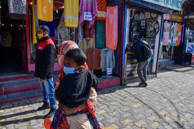 April 23, 2021, Srinagar, India: A woman walks along the Street while carrying her kid following the second wave of Coronavirus in Srinagar..India reported the world s highest daily tally of coronavirus infections for a second day on Friday, surpassing 330,000 new cases and 2256 deaths in the past 24 hours. Srinagar India - ZUMAs197 20210423_zaa_s197_313 Copyright: xSaqibxMajeedx