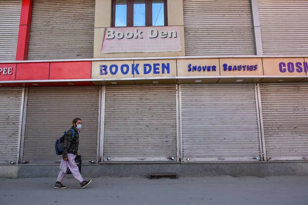 April 23, 2021, Srinagar, India: A commuter wears a protective face mask as he walks through a market partially closed following the second wave of Coronavirus in Srinagar..India reported the world s highest daily tally of coronavirus infections for a second day on Friday, surpassing 330,000 new cases and 2256 deaths in the past 24 hours. Srinagar India - ZUMAs197 20210423_zaa_s197_315 Copyright: xSaqibxMajeedx