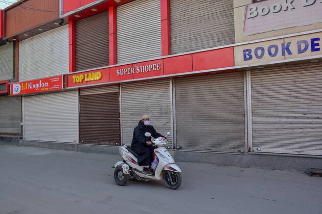 April 23, 2021, Srinagar, India: A motorcyclist wears a protective face mask as he rides his scooter through a market partially closed following the second wave of Coronavirus in Srinagar..India reported the world s highest daily tally of coronavirus infections for a second day on Friday, surpassing 330,000 new cases and 2256 deaths in the past 24 hours. Srinagar India - ZUMAs197 20210423_zaa_s197_317 Copyright: xSaqibxMajeedx