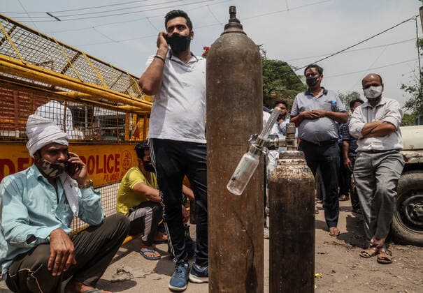 April 23, 2021, New Delhi, India: A family member of a Covid-19 infected patient holds an empty cylinder for refilling outside the oxygen filling center in New Delhi..India is running out of oxygen during the second wave of Covid-19 pandemic. India has recorded 332,730 new Covid-19 cases in a single day and 2,263 deaths in the last one day. New Delhi India - ZUMAs197 20210423_zaa_s197_335 Copyright: xNaveenxSharmax