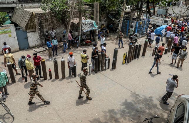 April 23, 2021, New Delhi, India: Family members of Covid-19 infected patients stand in a queue with empty oxygen cylinders outside the oxygen filling center in New Delhi..India is running out of oxygen during the second wave of Covid-19 pandemic. India has recorded 332,730 new Covid-19 cases in a single day and 2,263 deaths in the last one day. New Delhi India - ZUMAs197 20210423_zaa_s197_340 Copyright: xNaveenxSharmax