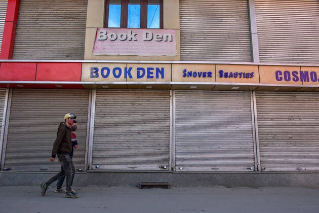 April 23, 2021, Srinagar, India: Commuters wear protective face masks as they walk through a market partially closed following the second wave of Coronavirus in Srinagar..India reported the world s highest daily tally of coronavirus infections for a second day on Friday, surpassing 330,000 new cases and 2256 deaths in the past 24 hours. Srinagar India - ZUMAs197 20210423_zaa_s197_345 Copyright: xSaqibxMajeedx