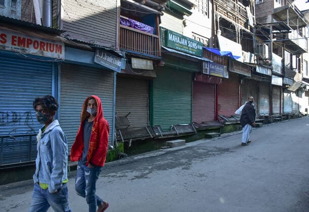 April 23, 2021, Srinagar, India: Commuters wear protective face masks as they walk through a market partially closed following the second wave of Coronavirus in Srinagar..India reported the world s highest daily tally of coronavirus infections for a second day on Friday, surpassing 330,000 new cases and 2256 deaths in the past 24 hours. Srinagar India - ZUMAs197 20210423_zaa_s197_346 Copyright: xSaqibxMajeedx