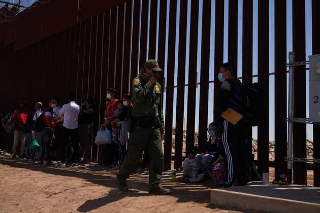April 23, 2021, Yuma, Arizona, USA: Asylum seeking migrants surrender to United States Border Patrol at the US Border Wall with Mexico in Yuma, AZ. Yuma USA - ZUMAd211 20210423_zap_d211_010 Copyright: xAllisonxDinnerx