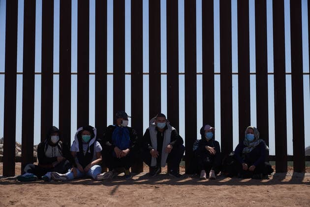 News Bilder des Tages April 23, 2021, Yuma, Arizona, USA: Asylum seeking migrants surrender to United States Border Patrol at the US Border Wall with Mexico in Yuma, AZ. Yuma USA - ZUMAd211 20210423_zap_d211_016 Copyright: xAllisonxDinnerx