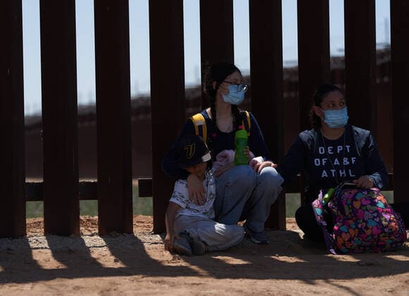 April 23, 2021, Yuma, Arizona, USA: Asylum seeking migrants surrender to United States Border Patrol at the US Border Wall with Mexico in Yuma, AZ. Yuma USA - ZUMAd211 20210423_zap_d211_025 Copyright: xAllisonxDinnerx