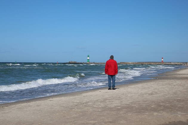 Keine Tagestouristen, keine Strandkörbe und fast leere Straßen. Dafür ein freier Blick auf das Meer und jede Menge Platz auf der Strandpromenade und am Ostseestrand. Das ist das Ostseebad Warnemünde am Freitag den 23.04.2021. Der Grund: Das Land Mecklenburg Vorpommern erlebt derzeit einen der härtesten Lockdowns seiner Geschichte. Damit gibt es keinen Tourismus und kaum Spaziergänger in den Ostseebädern. Dafür drängen sich die Menschen jedoch in den noch offenen Baumärkten und Gartencentern.