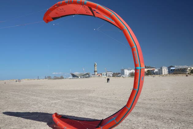 Keine Tagestouristen, keine Strandkörbe und fast leere Straßen. Dafür ein freier Blick auf das Meer und jede Menge Platz auf der Strandpromenade und am Ostseestrand. Das ist das Ostseebad Warnemünde am Freitag den 23.04.2021. Der Grund: Das Land Mecklenburg Vorpommern erlebt derzeit einen der härtesten Lockdowns seiner Geschichte. Damit gibt es keinen Tourismus und kaum Spaziergänger in den Ostseebädern. Dafür drängen sich die Menschen jedoch in den noch offenen Baumärkten und Gartencentern.