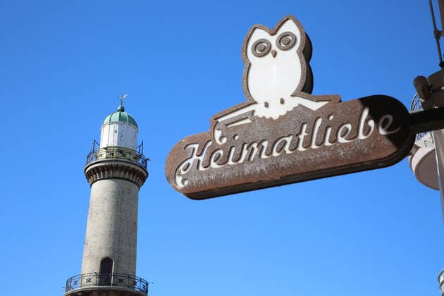 Keine Tagestouristen, keine Strandkörbe und fast leere Straßen. Dafür ein freier Blick auf das Meer und jede Menge Platz auf der Strandpromenade und am Ostseestrand. Das ist das Ostseebad Warnemünde am Freitag den 23.04.2021. Der Grund: Das Land Mecklenburg Vorpommern erlebt derzeit einen der härtesten Lockdowns seiner Geschichte. Damit gibt es keinen Tourismus und kaum Spaziergänger in den Ostseebädern. Dafür drängen sich die Menschen jedoch in den noch offenen Baumärkten und Gartencentern.