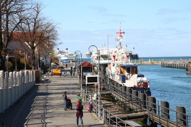 Keine Tagestouristen, keine Strandkörbe und fast leere Straßen. Dafür ein freier Blick auf das Meer und jede Menge Platz auf der Strandpromenade und am Ostseestrand. Das ist das Ostseebad Warnemünde am Freitag den 23.04.2021. Der Grund: Das Land Mecklenburg Vorpommern erlebt derzeit einen der härtesten Lockdowns seiner Geschichte. Damit gibt es keinen Tourismus und kaum Spaziergänger in den Ostseebädern. Dafür drängen sich die Menschen jedoch in den noch offenen Baumärkten und Gartencentern.