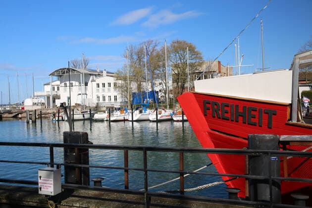Keine Tagestouristen, keine Strandkörbe und fast leere Straßen. Dafür ein freier Blick auf das Meer und jede Menge Platz auf der Strandpromenade und am Ostseestrand. Das ist das Ostseebad Warnemünde am Freitag den 23.04.2021. Der Grund: Das Land Mecklenburg Vorpommern erlebt derzeit einen der härtesten Lockdowns seiner Geschichte. Damit gibt es keinen Tourismus und kaum Spaziergänger in den Ostseebädern. Dafür drängen sich die Menschen jedoch in den noch offenen Baumärkten und Gartencentern.