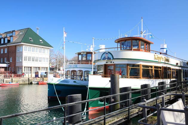 Keine Tagestouristen, keine Strandkörbe und fast leere Straßen. Dafür ein freier Blick auf das Meer und jede Menge Platz auf der Strandpromenade und am Ostseestrand. Das ist das Ostseebad Warnemünde am Freitag den 23.04.2021. Der Grund: Das Land Mecklenburg Vorpommern erlebt derzeit einen der härtesten Lockdowns seiner Geschichte. Damit gibt es keinen Tourismus und kaum Spaziergänger in den Ostseebädern. Dafür drängen sich die Menschen jedoch in den noch offenen Baumärkten und Gartencentern.