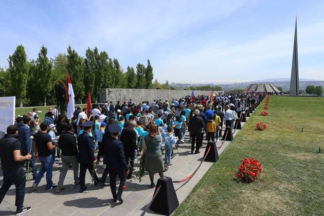 Bilder des Jahres 2021, News 04 April News Themen der Woche KW16 YEREVAN, ARMENIA â€“ APRIL 24, 2021: People attend a flower laying ceremony at the Armenian Genocide Memorial Complex on Tsitsernakaberd Hill on Armenian Genocide Remembrance Day, which commemorates the victims of the Armenian Genocide in the Ottoman Empire. Hayk Baghdasaryan Photolure TASS  TS0FDE7C