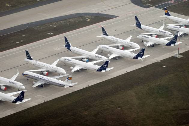 24.03.2021, Schoenefeld, Brandenburg, GER - Auswirkungen der Coronapandemie: Flugzeuge der Lufthansa stehen in Parkposition auf dem Flughafen BER. (abgestellt, Airport, Alltag, Aufsicht, aussen, Aussenaufnahme, Brandenburg, Coronaepidemie, Coronakrise, Coronapandemie, deutsch, Deutschland, Draufsicht, Europa, europaeisch, Flughafen, Flughafen Berlin-Brandenburg, Flugverbot, Flugzeuge, Fruehjahr, Fruehling, Gesellschaft, Jahreszeit, Lockdown, Luftaufnahme, Luftbild, niemand, parken, Parkposition, QF, Querformat, Reise, Reiseverbot, Reisewarnung, Schoenefeld, Shutdown, Stillstand, Tourismus, Vogelperspektive, Vorfeld, Westeuropa, Wirtschaft) 210324D037SCHOENEFELD.JPG *** 24 03 2021, Schoenefeld, Brandenburg, GER effects of corona pandemic Lu