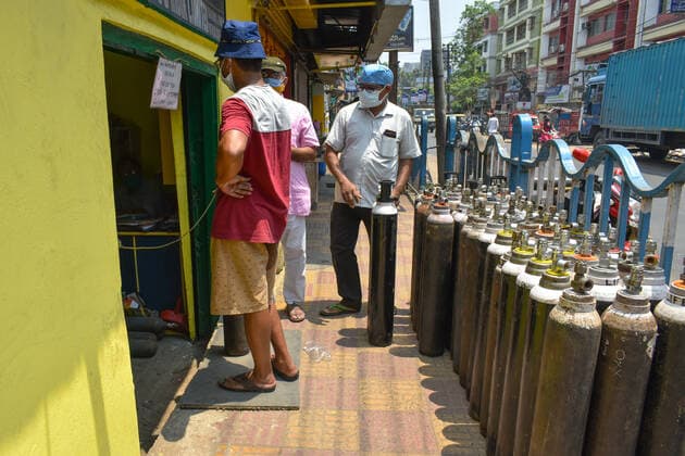 India: Oxygen crisis due to the increase of Corona virus cases in Kolkata Family members of Covid-19 infected patients are standing in front a oxygen refilling shop, and trying to collect oxygen cylinder during the oxygen crisis situation, amid the spread of Corona virus (Covid-19) in Kolkata. Kolkata West Bengal India Copyright: SudiptaxDas