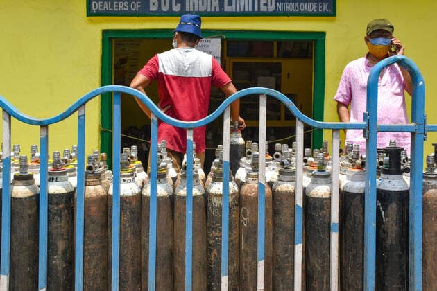 India: Oxygen crisis due to the increase of Corona virus cases in Kolkata Family members of Covid-19 infected patients are standing in front a oxygen refilling shop, and trying to collect oxygen cylinder during the oxygen crisis situation, amid the spread of Corona virus (Covid-19) in Kolkata. Kolkata West Bengal India Copyright: SudiptaxDas