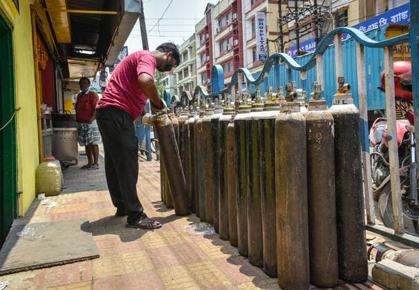 India: Oxygen crisis due to the increase of Corona virus cases in Kolkata An employee of an oxygen refilling shop rearranges oxygen cylinders during the oxygen crisis situation, amid the spread of Corona virus (Covid-19) in Kolkata. Kolkata West Bengal India Copyright: SudiptaxDas