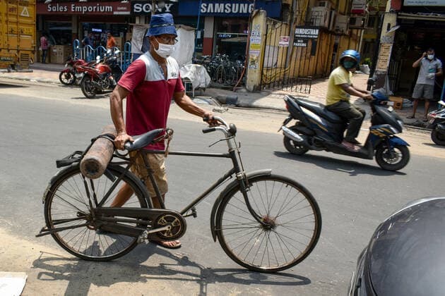India: Oxygen crisis due to the increase of Corona virus cases in Kolkata A Family members of Covid-19 infected patients are carrying an oxygen cylinder on his cycle during the oxygen crisis situation, amid the spread of Corona virus (Covid-19) in Kolkata. Kolkata West Bengal India Copyright: SudiptaxDas