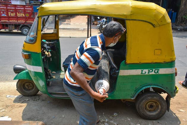 India: Oxygen crisis due to the increase of Corona virus cases in Kolkata A Family members of Covid-19 infected patients are carrying an oxygen cylinder on his auto during the oxygen crisis situation, amid the spread of Corona virus (Covid-19) in Kolkata. Kolkata West Bengal India Copyright: SudiptaxDas