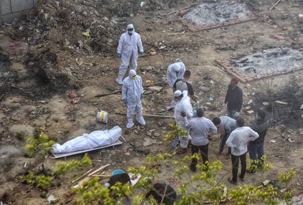 NEW DELHI, INDIA - APRIl 23: COVID-19 victims being cremated at Seemapuri crematorium, as coronavirus cases surge across the country, on April 23, 2021 in New Delhi, India. (Photo by Amal KS Hindustan Times) Covid Death Toll Continues To Rise In India