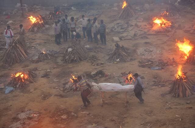 NEW DELHI, INDIA - APRIl 23: COVID-19 victims being cremated at Seemapuri crematorium, on April 23, 2021 in New Delhi, India. (Photo by Amal KS Hindustan Times) Covid Death Toll Continues To Rise In India