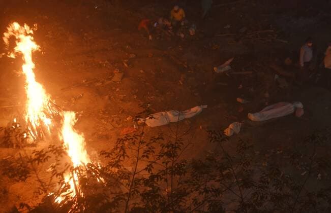 NEW DELHI, INDIA - APRIl 23: COVID-19 victims being cremated at Seemapuri crematorium, on April 23, 2021 in New Delhi, India. (Photo by Amal KS Hindustan Times) Covid Death Toll Continues To Rise In India