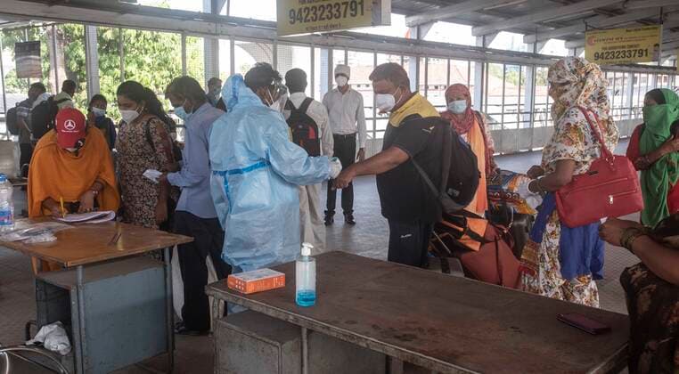 PUNE, INDIA - APRIl 23: A health worker in PPE kit conducts thermal screening of passengers arriving from other states at Pune railway station, on April 23, 2021 in Pune, India. (Photo by Pratham Gokhale Hindustan Times) Daily Life Amid Coronavirus Pandemic In India