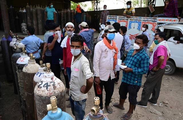 April 24, 2021, Prayagraj, Uttar Pradesh, India: Prayagraj: Family members in queue to refill medical oxygen cylinders for Covid-19 coronavirus patients at an oxygen refile station in Prayagraj on Saturday, April 24, 2021. Prayagraj India - ZUMAv115 20210424_zap_v115_023 Copyright: xPrabhatxKumarxVermax