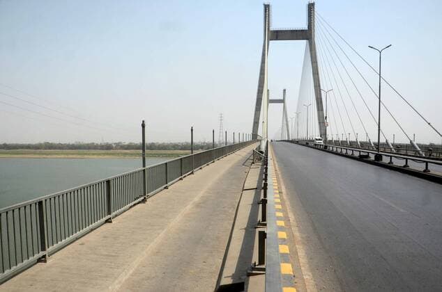 April 24, 2021, Prayagraj, Uttar Pradesh, India: Prayagraj: A deserted view of Naini Bridge during a weekend lockdown imposed by the government as a preventive measure against the Covid-19 coronavirus, in Prayagraj on Saturday, April 24, 2021. Prayagraj India - ZUMAv115 20210424_zap_v115_027 Copyright: xPrabhatxKumarxVermax