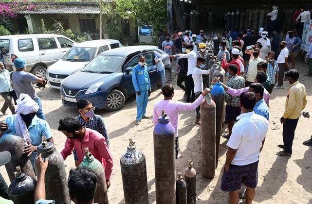 April 24, 2021, Prayagraj, Uttar Pradesh, India: Prayagraj: People in queue to refill medical oxygen cylinders for Covid-19 coronavirus patients at an oxygen refile station in Prayagraj on Saturday, April 24, 2021. Prayagraj India - ZUMAv115 20210424_zap_v115_033 Copyright: xPrabhatxKumarxVermax