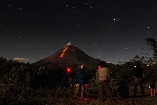 Bilder des Jahres 2021, News 04 April News Themen der Woche KW16 News Bilder des Tages Indonesia s Mount Merapi Spews Lava Lava flows down from the crater of Mount Merapi, Indonesia s most active volcano, as seen from Turi in Yogyakarta on April 24, 2021. Mount Merapi as the volcanic activity increases since November 2020 (Photo by Devi Rahman INA Photo Agency) 