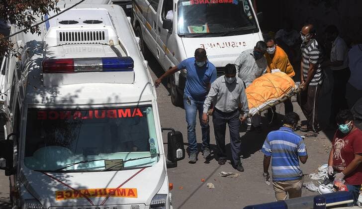 NEW DELHI, INDIA APRIL 24: Amid the spike in the COVID-19 deaths in Delhi people perform the last rites of their relatives at the parking lot of cremation ground at Ghazipur, on April 24, 2021 in New Delhi, India. (Photo by Mohd Zakir Hindustan Times ) Covid Death Toll Continues To Rise In India
