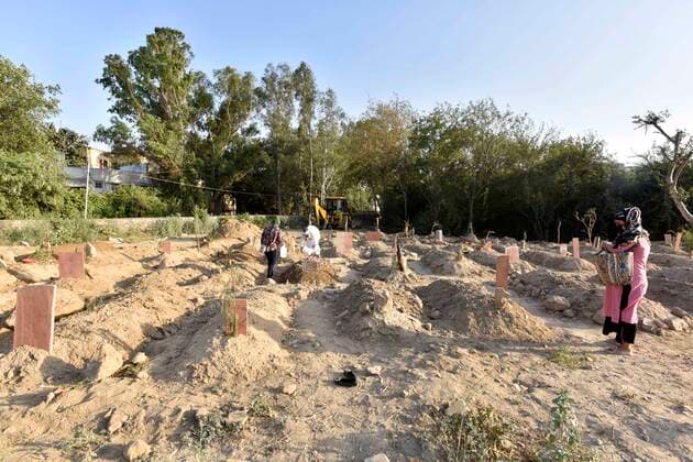NEW DELHI, INDIA APRIL 24: Relatives at the graves of loved ones who died due to Covid-19, at Jadid Qabristan Ahle Islam, at ITO, on April 24, 2021 in New Delhi, India. (Photo by Sanjeev Verma Hindustan Times ) Covid Death Toll Continues To Rise In India