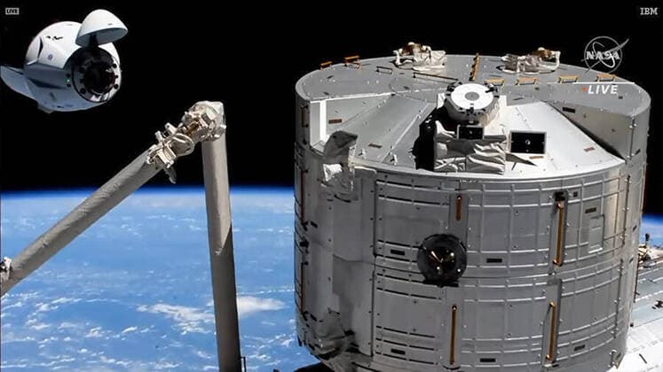 Bilder des Jahres 2021, News 04 April News Themen der Woche KW16 News Bilder des Tages April 24, 2021 - Earth Atmosphere - astronauts Shane Kimbrough and Megan McArthur, along with JAXA (Japan Aerospace Exploration Agency) astronaut Akihiko Hoshide, and ESA (European Space Agency) astronaut Thomas Pesquet arrived at the International Space Station Saturday, as the SpaceX Crew Dragon Endeavour docked to the complex at 5:08 a.m. EDT while the spacecraft were flying 264 miles above the Indian Ocean. Earth Atmosphere - ZUMAz03_ 20210424_ssh_z03_460 Copyright: xNASAx