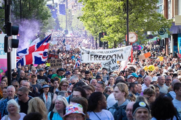 Bilder des Jahres 2021, News 04 April News Themen der Woche KW16 News Bilder des Tages April 24, 2021, London, United Kingdom: Thousands of protesters march down the Oxford Street during the demonstration..People come together to protest against the proposed COVID-19 health passports that would require every person travelling abroad to have been vaccinated. London United Kingdom - ZUMAs197 20210424_zaa_s197_115 Copyright: xAndyxBartonx