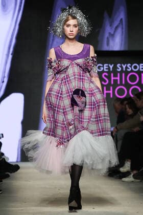 Bilder des Jahres 2021, Entertainment 04 April Entertainment Themen der Woche KW16 Entertainment Bilder des Tages MOSCOW, RUSSIA - APRIL 24, 2021: A model walks the runway during the Spring Summer 2021 show by Sergey Sysoev as part of the 2021 Mercedes-Benz Fashion Week Russia at the Museum of Moscow. Sergei Karpukhin TASS  TS0FDFA0