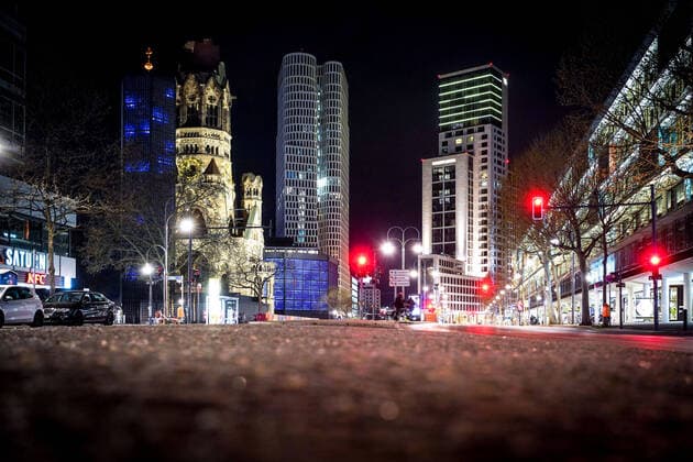 Bilder des Jahres 2021, News 04 April News Themen der Woche KW16 News Bilder des Tages 24.04.2021,Berlin,Deutschland,GER,am heutigen Abend ab 22.00 Uhr gilt eine Ausgangssperre bis 05.00 Uhr.Kaiser-Wilhelm-Gedächtniskirche. *** 24 04 2021,Berlin,Germany,GER,there is a curfew tonight from 22 00 until 05 00 Kaiser Wilhelm Gedächtniskirche