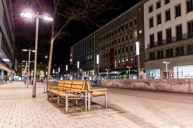 News Bilder des Tages Hannover, Deutschland 24. April 2021: News - 2021 - Ausgangssperre in Hannover - 24.04.2021 Leere Sitzbaenke zwischen Kroepcke Kröpcke und Hauptbahnhof in der Innenstadt waehrend der Ausgangsbeschraenkung. Niedersachsen Copyright: xFotostandx xMattheyx