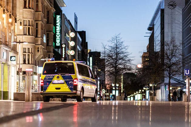 Hannover, Deutschland 24. April 2021: News - 2021 - Ausgangssperre in Hannover - 24.04.2021 Vor Beginn der Ausgangssperre fährt ein Polizeiwagen über den Kroepcke Kröpcke in Richtung Steintorplatz in der Innenstadt. Niedersachsen Copyright: xFotostandx xMattheyx
