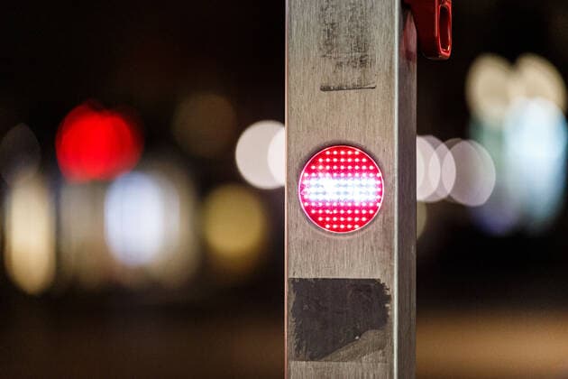 Hannover, Deutschland 24. April 2021: News - 2021 - Ausgangssperre in Hannover - 24.04.2021 Ein Stop-Piktogramm leuchtet an einer Rolltreppe am Kroepcke Kröpcke in der Innenstadt vor Beginn der Ausgangsbeschraenkung. Niedersachsen Copyright: xFotostandx xMattheyx