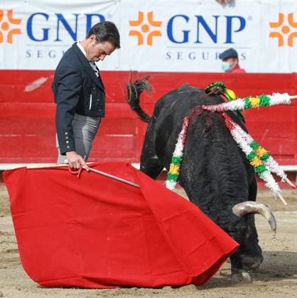 Leon (Mexico), 24 04 2021.- Mexican Jose Mauricio Morett fights the Par de Ases bull, 465kg, during a bullfight in the La Luz de Leon bullring, in Leon, in the state of Guanajuato, Mexico, 24 April 2021. Bullfighting festival in central Mexico !ACHTUNG: NUR REDAKTIONELLE NUTZUNG!  Copyright: xLuisxRamirezx MEX171 20210425-637549131710417233